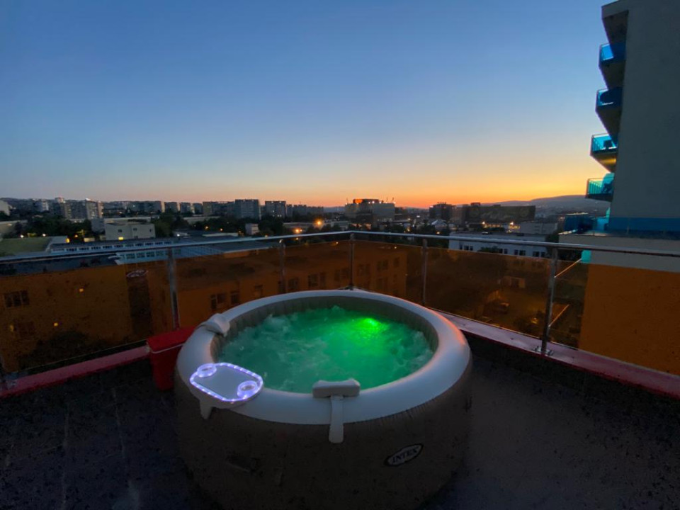 Apartament cu terasa la etajul 7, jacuzzi, panorama superba, în Viva City