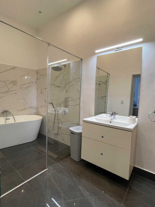 Inchiriere 3 camere ultrafinisat pe strada Decebal