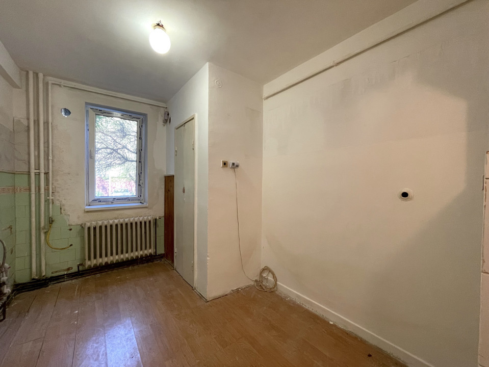 Vanzare 2 camere renovabil pe Aleea Scarisoara