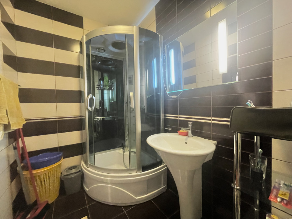 Vânzare 2 camere cu balcon 10 mp și garaj 