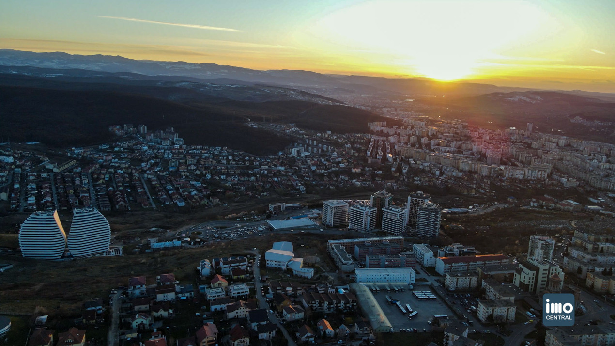 DE VÂNZARE: Apartament 2 camere în Zorilor cu parcare și boxă