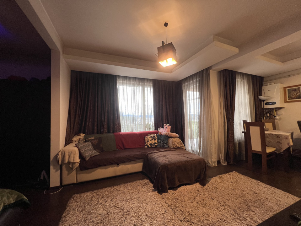 DE VÂNZARE: Apartament 2 camere în Zorilor cu parcare și boxă