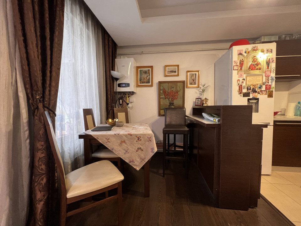 DE VÂNZARE: Apartament 2 camere în Zorilor cu parcare și boxă