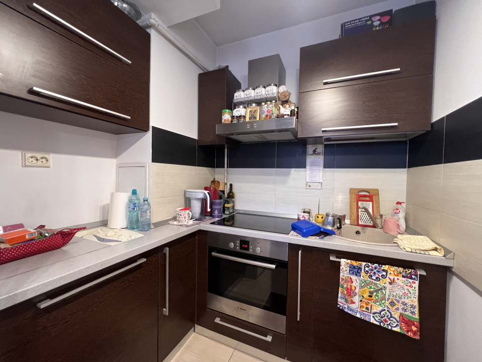 DE VÂNZARE: Apartament 2 camere în Zorilor cu parcare și boxă