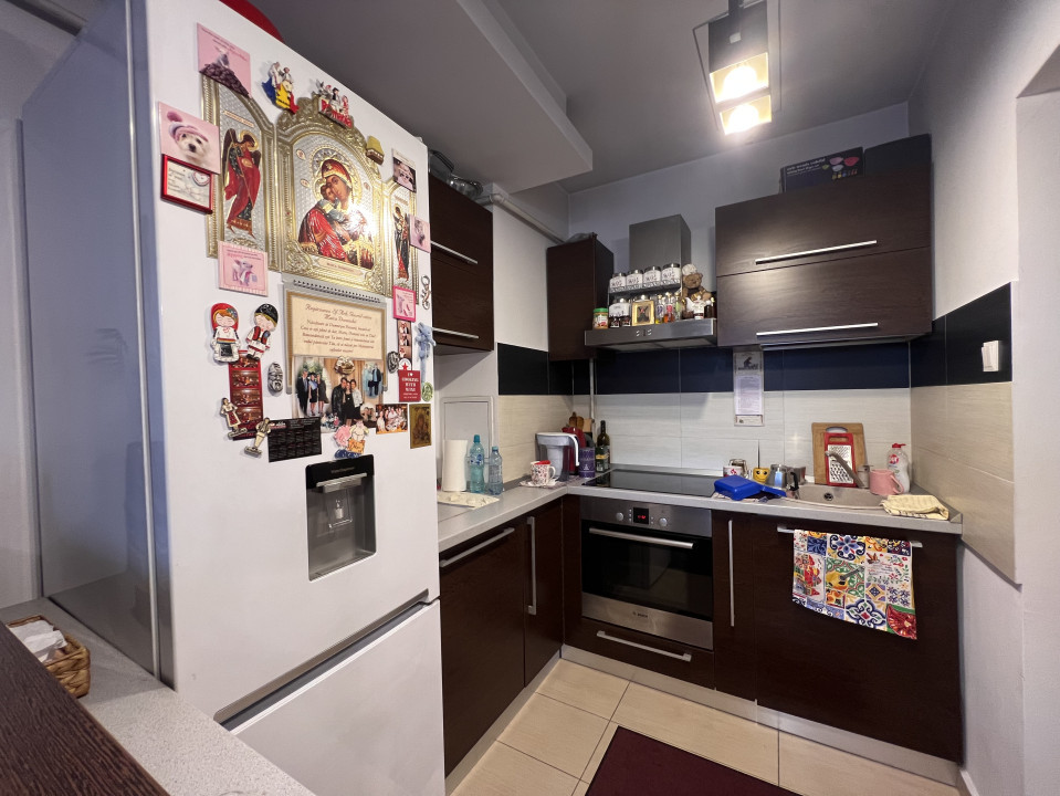 DE VÂNZARE: Apartament 2 camere în Zorilor cu parcare și boxă