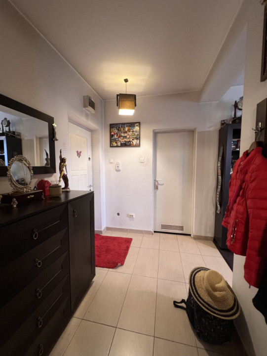 DE VÂNZARE: Apartament 2 camere în Zorilor cu parcare și boxă