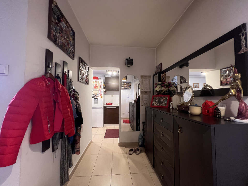 DE VÂNZARE: Apartament 2 camere în Zorilor cu parcare și boxă