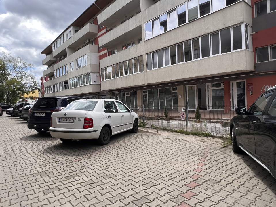 DE VÂNZARE: Apartament 2 camere în Zorilor cu parcare și boxă