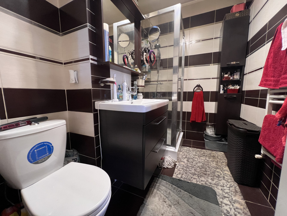 DE VÂNZARE: Apartament 2 camere în Zorilor cu parcare și boxă