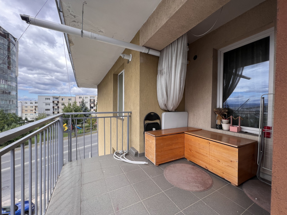 DE VÂNZARE: Apartament 2 camere în Zorilor cu parcare și boxă