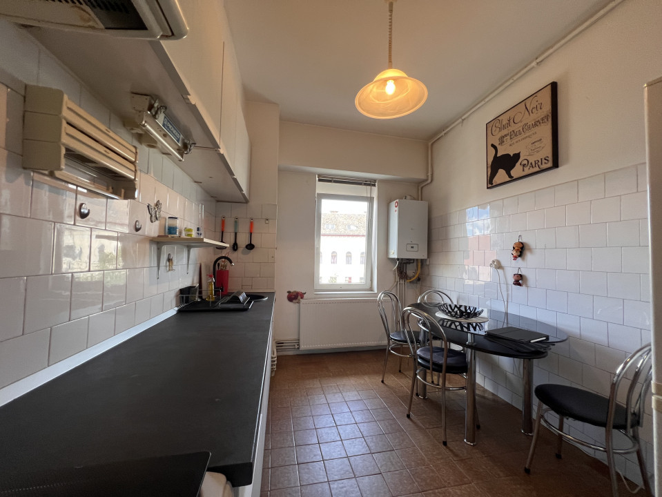 Apartament ULTRACENTRAL, 2 camere decomandate, cu parcare, DE ÎNCHIRIAT