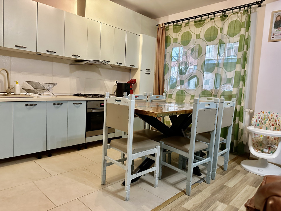 Apartament cu 4 camere de vânzare Europa