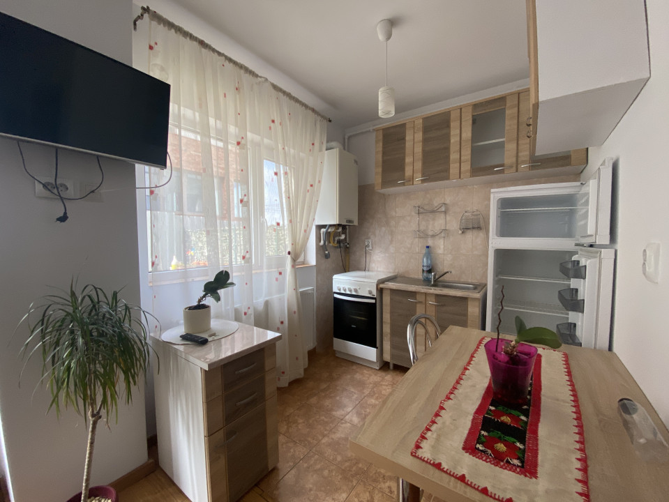 Inchiriere apartament cu gradina proaspat renovat si parcare