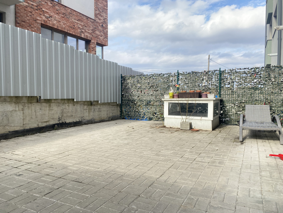 Inchiriere apartament cu gradina proaspat renovat si parcare