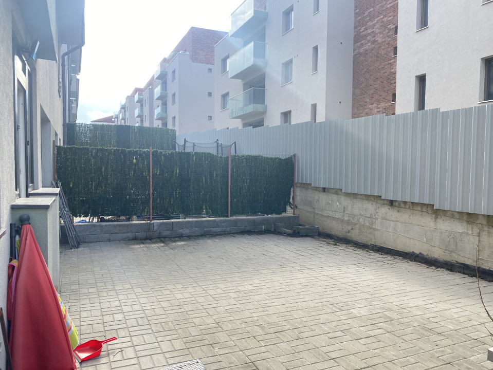 Inchiriere apartament cu gradina proaspat renovat si parcare