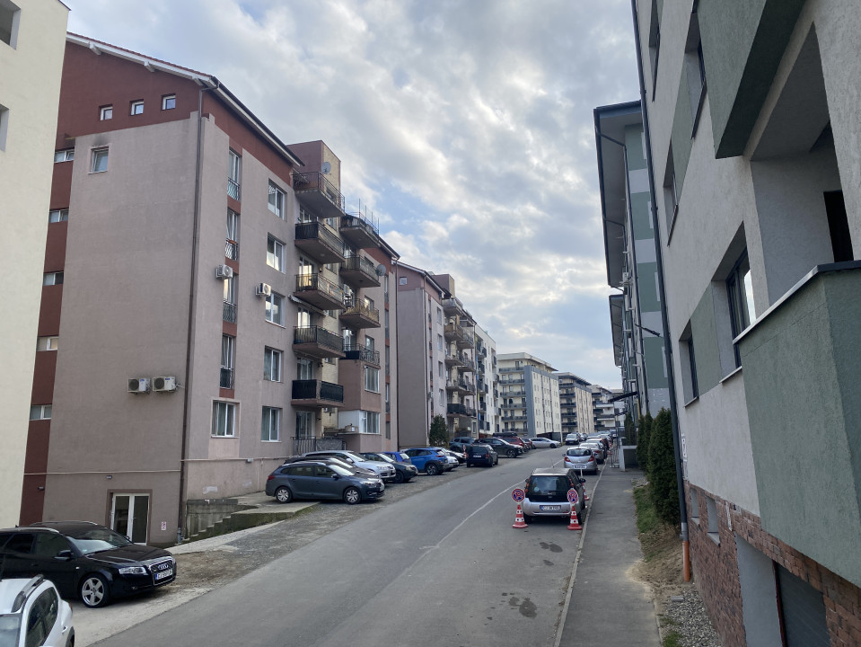 Inchiriere apartament cu gradina proaspat renovat si parcare