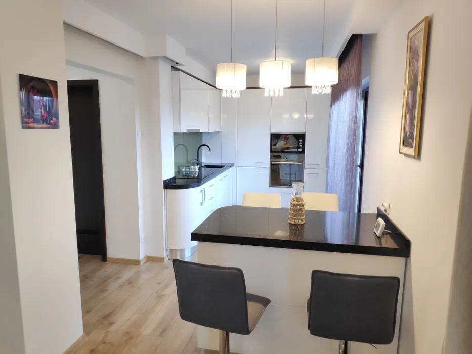 Apartament renovat, modern si spatios, 3 camere - Centru