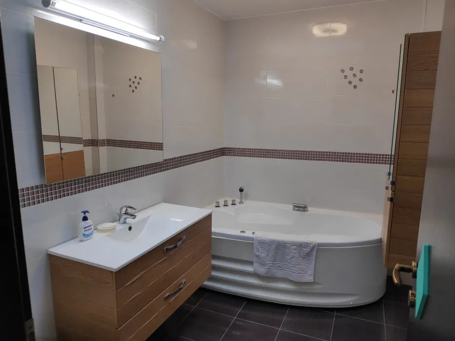 Apartament renovat, modern si spatios, 3 camere - Centru