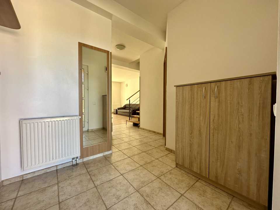 Casa cu 5 camere de închiriat, strada cu acces privat -panorama asupra orașului