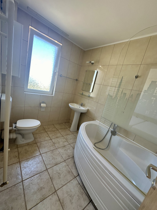 Casa cu 5 camere de închiriat, strada cu acces privat -panorama asupra orașului