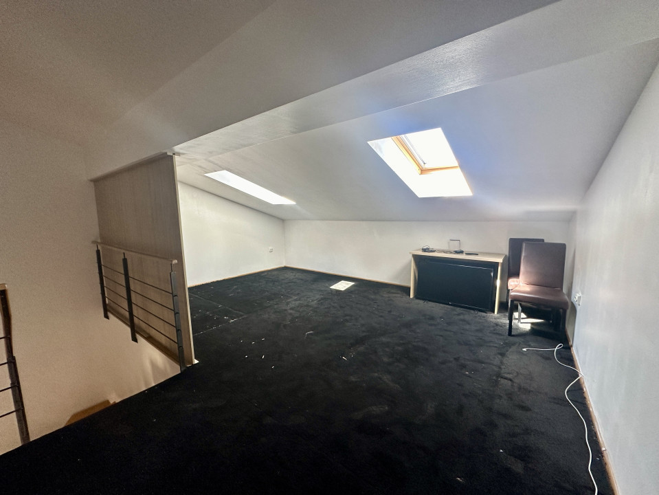 Casa cu 5 camere de închiriat, strada cu acces privat -panorama asupra orașului