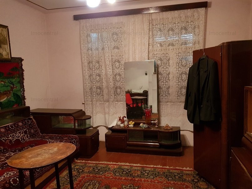 Casa veche cu teren, 790 mp