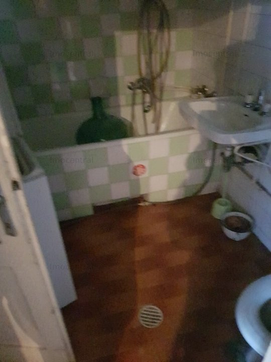 Casa veche cu teren, 790 mp