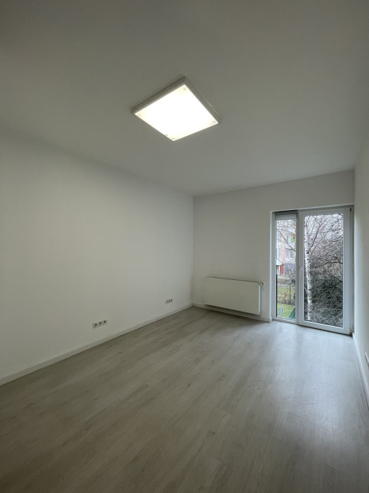 Birou ultrafinisat, curte privată și 3 locuri de parcare