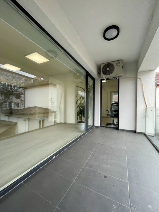 Birou ultrafinisat, curte privată și 3 locuri de parcare