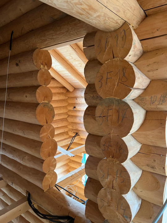 2 cabane de buștean, teren generos, moderne, Bălcești, Cluj