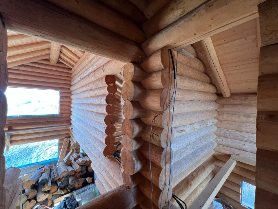 2 cabane de buștean, teren generos, moderne, Bălcești, Cluj