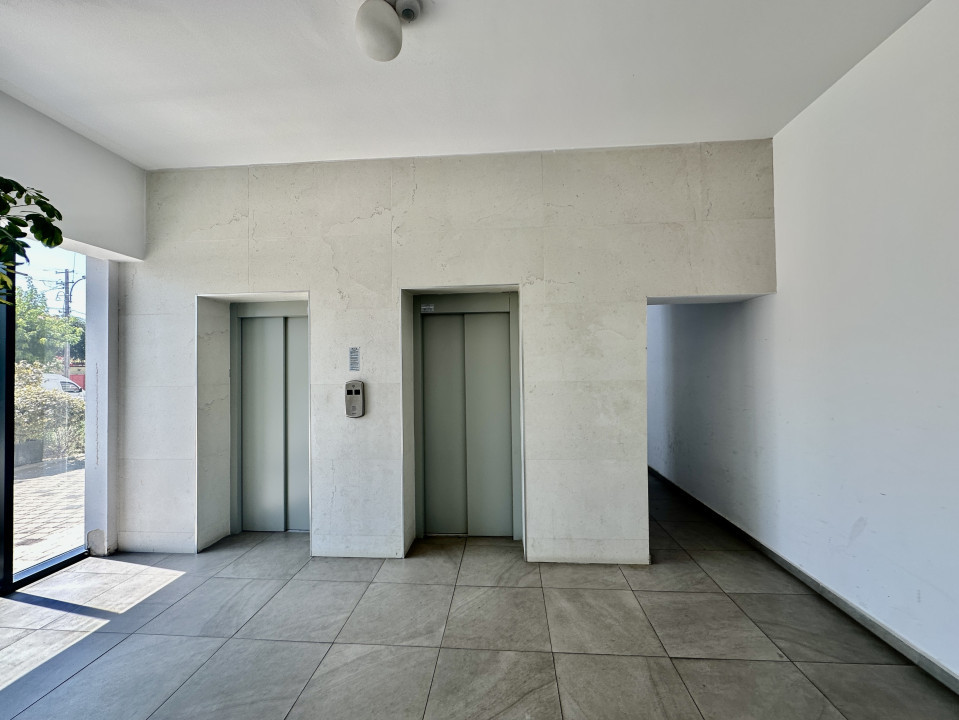 Apartament spațios, cu chiriași preluați, balcon și parcare – bloc din 2020
