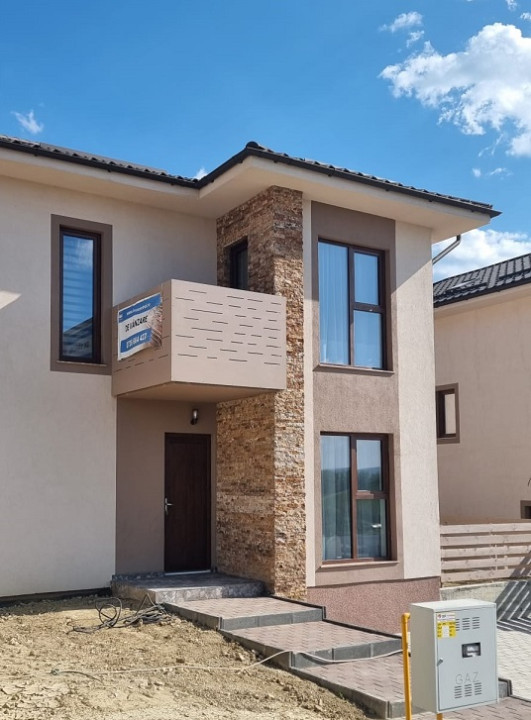 Casa noua finisata, utilata si mobilata in Dezmir pentru inchiriat