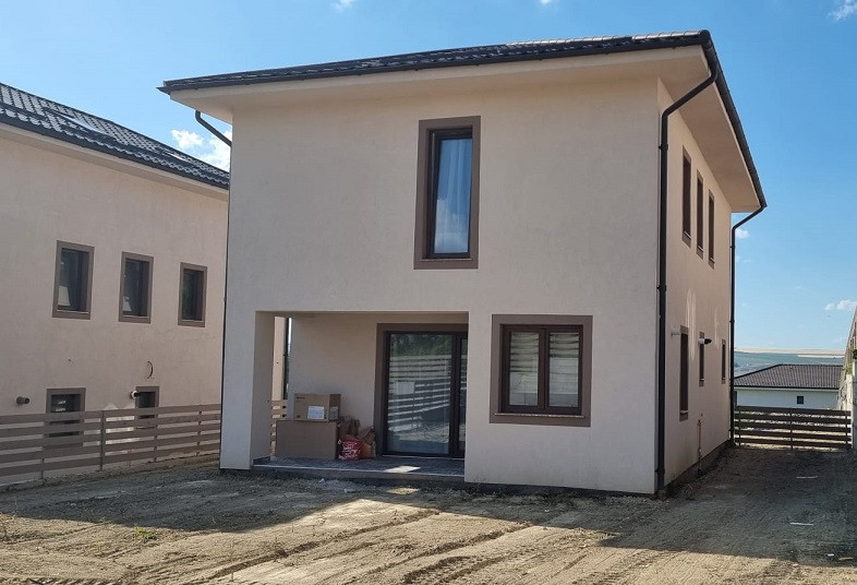Casa noua finisata, utilata si mobilata in Dezmir pentru inchiriat