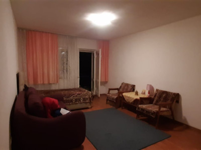 Apartament cu o camera, finisaje si mobilier clasic, suprafata foarte generoasa