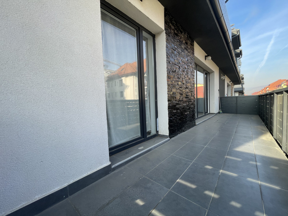 Prima închiriere 3 camere, 2 balcoane,  garaj și boxă