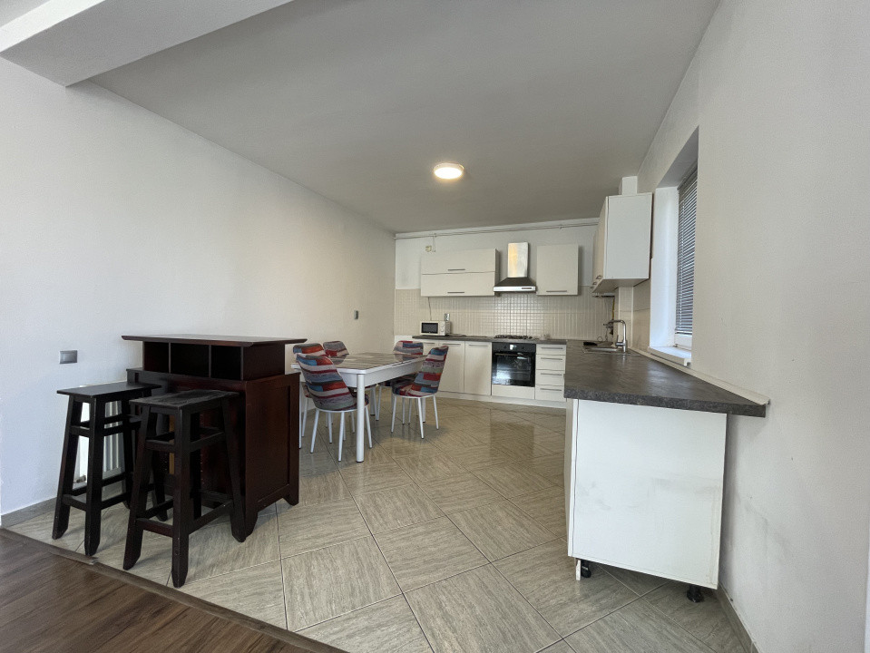 Apartament 4 camere, 2 balcoane, garaj și boxă pe str. Cometei