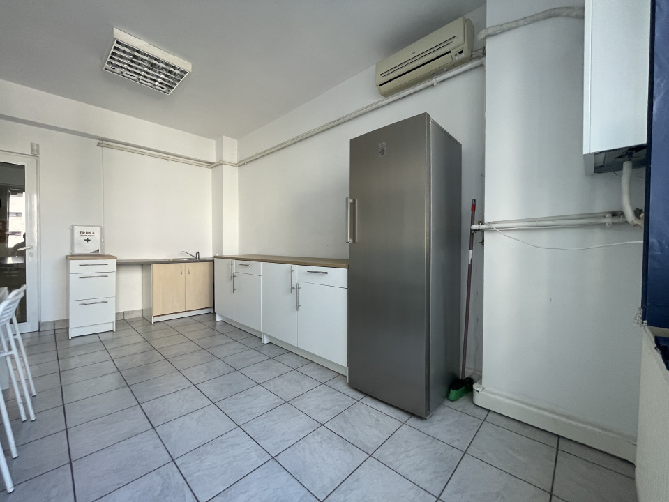 Birou 200mp, terasă 30mp, 2 parcări subterane, cu preluare chiriași