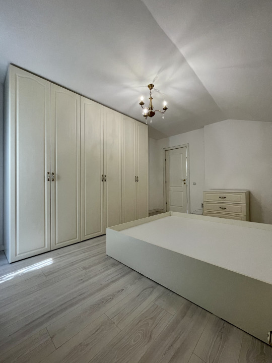 Închiriere apartament decomandat cu terasă și loc de parcare
