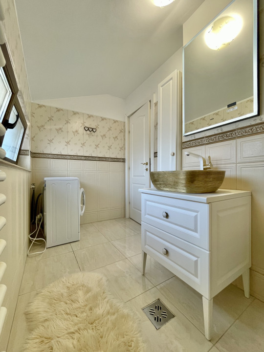 Închiriere apartament decomandat cu terasă și loc de parcare