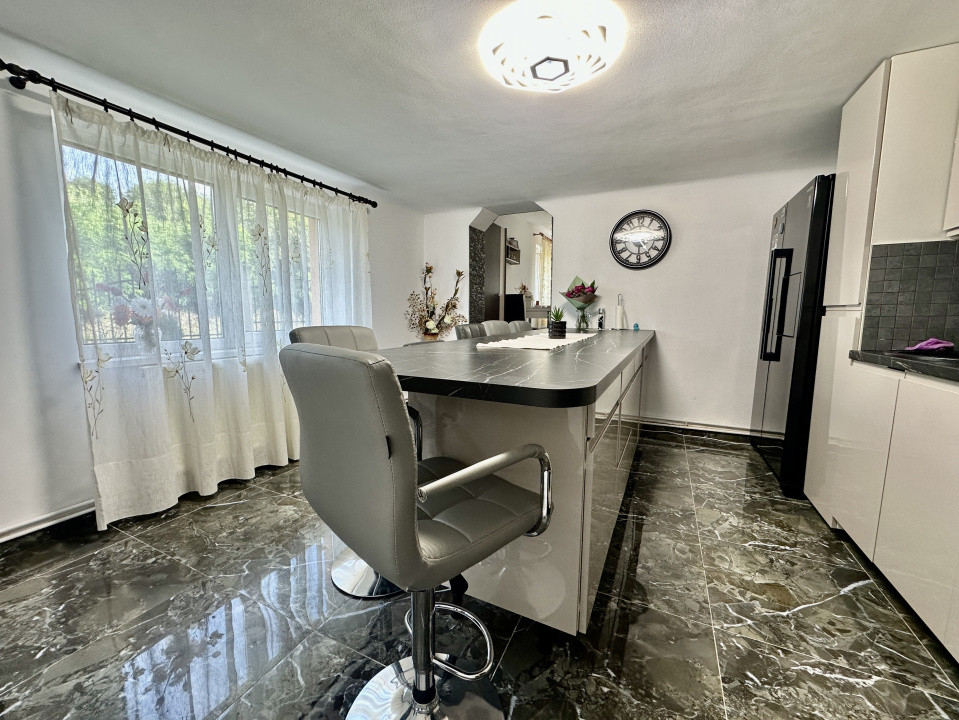 Casă spațioasă și modernă cu curte înierbată în Feleacu