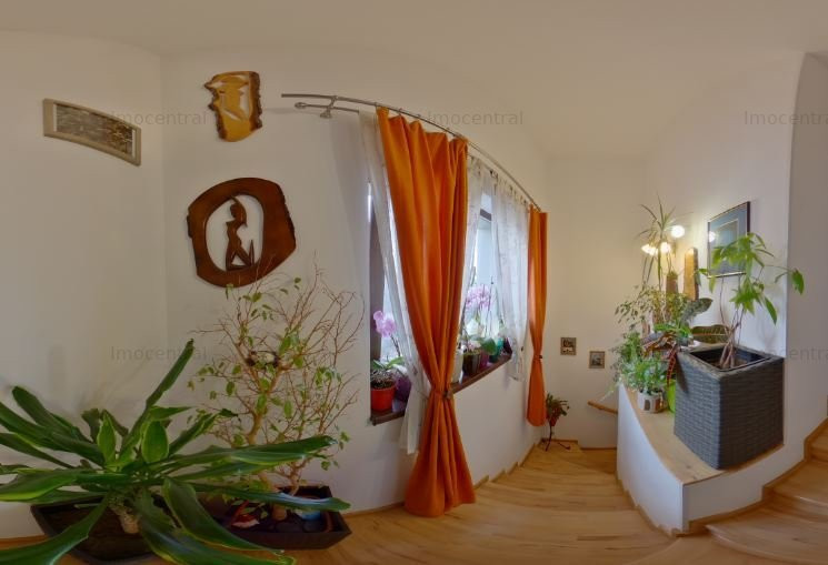 Casa individuala alipita cu priveliste, zona Polus / Vivo