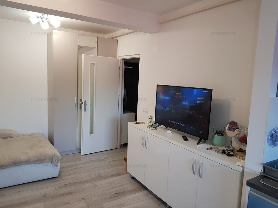 Apartament cu parcare, zona Primaria Floresti