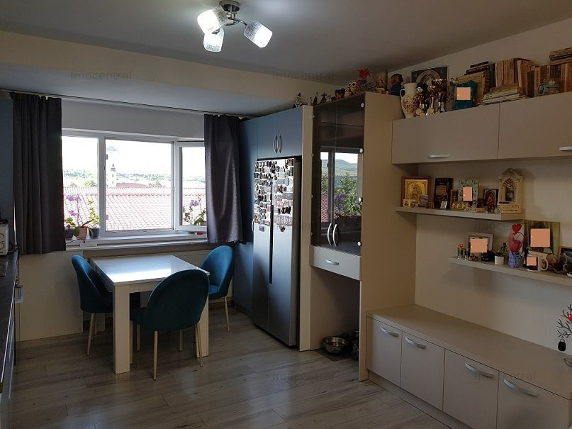 Apartament cu parcare, zona Primaria Floresti