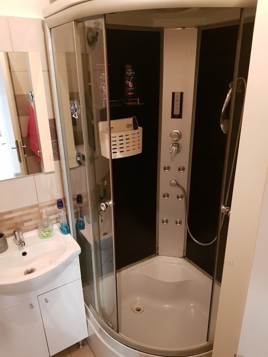 Apartament cu parcare, zona Primaria Floresti