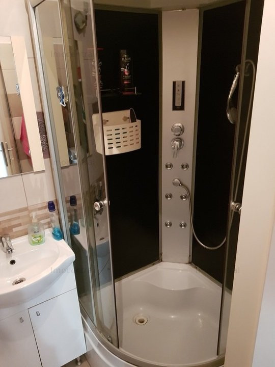 Apartament cu parcare, zona Primaria Floresti