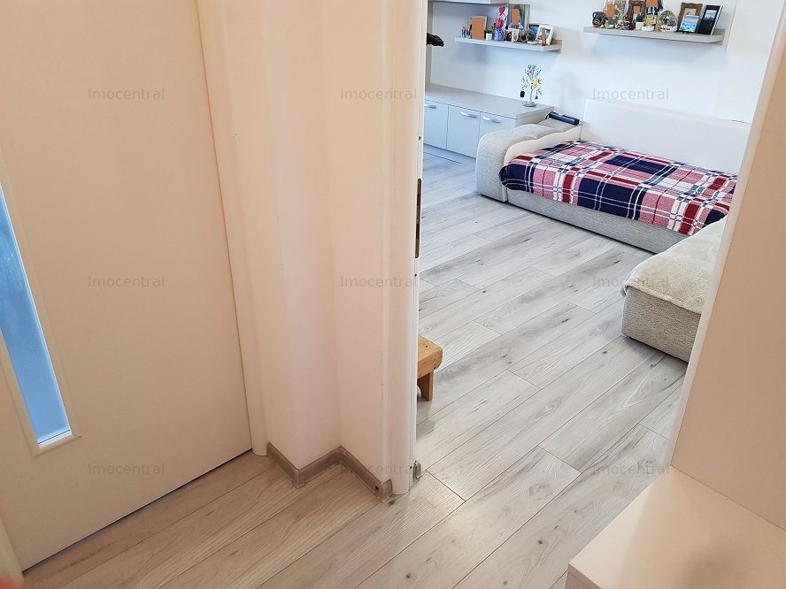 Apartament cu parcare, zona Primaria Floresti