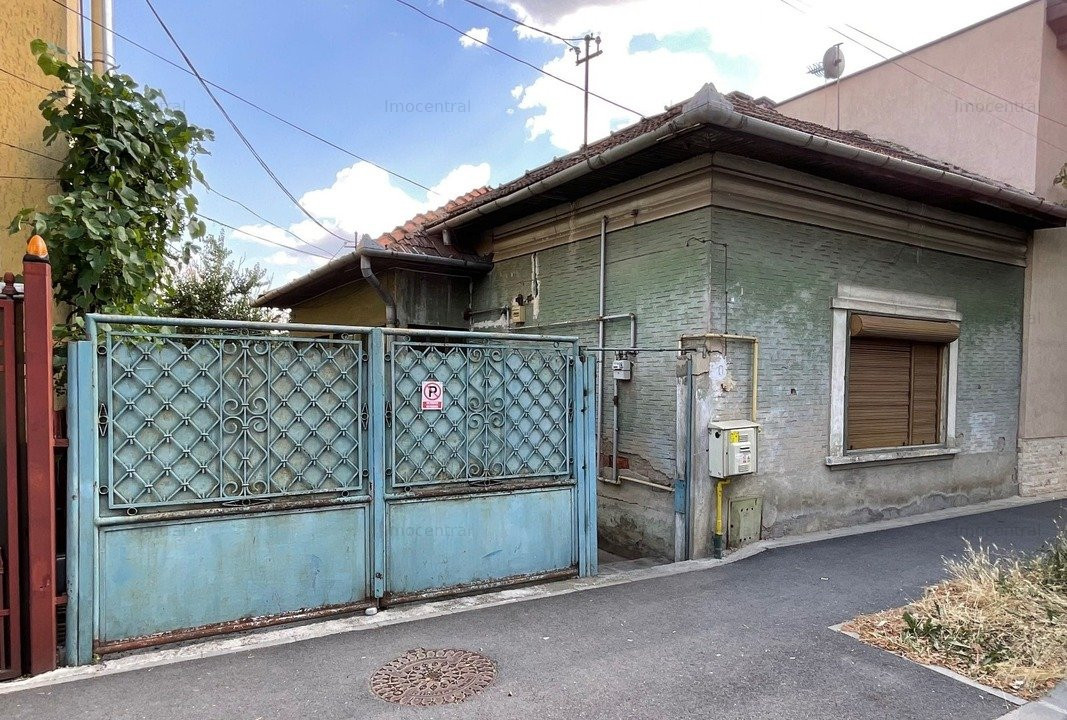 Casa demolabila, zona strazilor Fabricii si Bobalnei