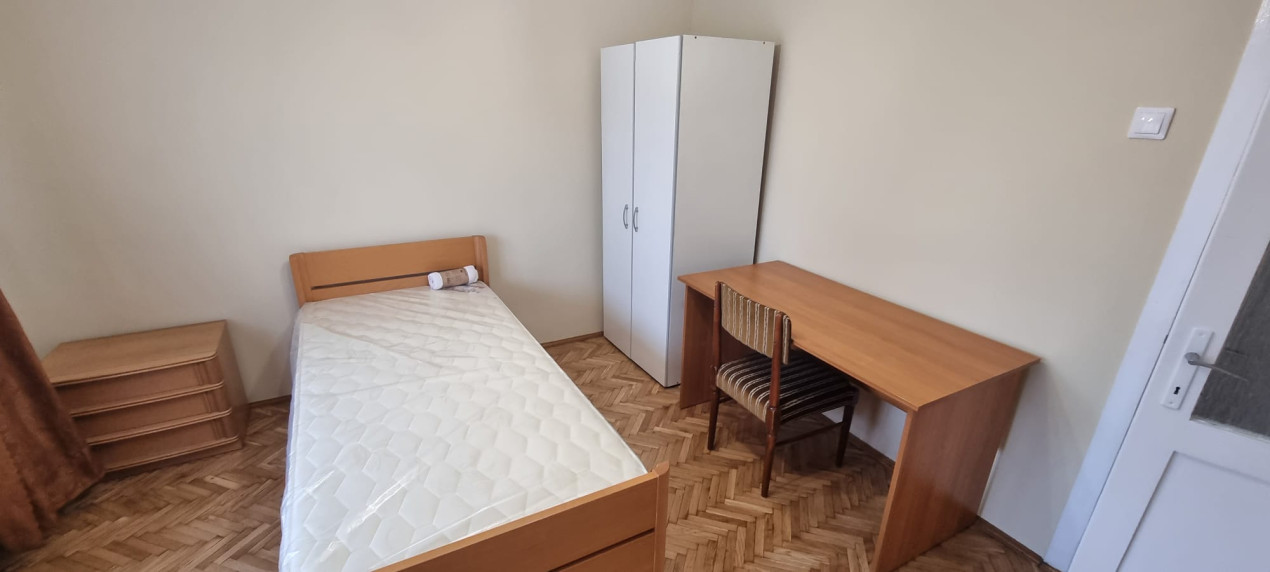 Apartament, 3 dormitoare decomandate, bucatarie si  doua bai, Marasti