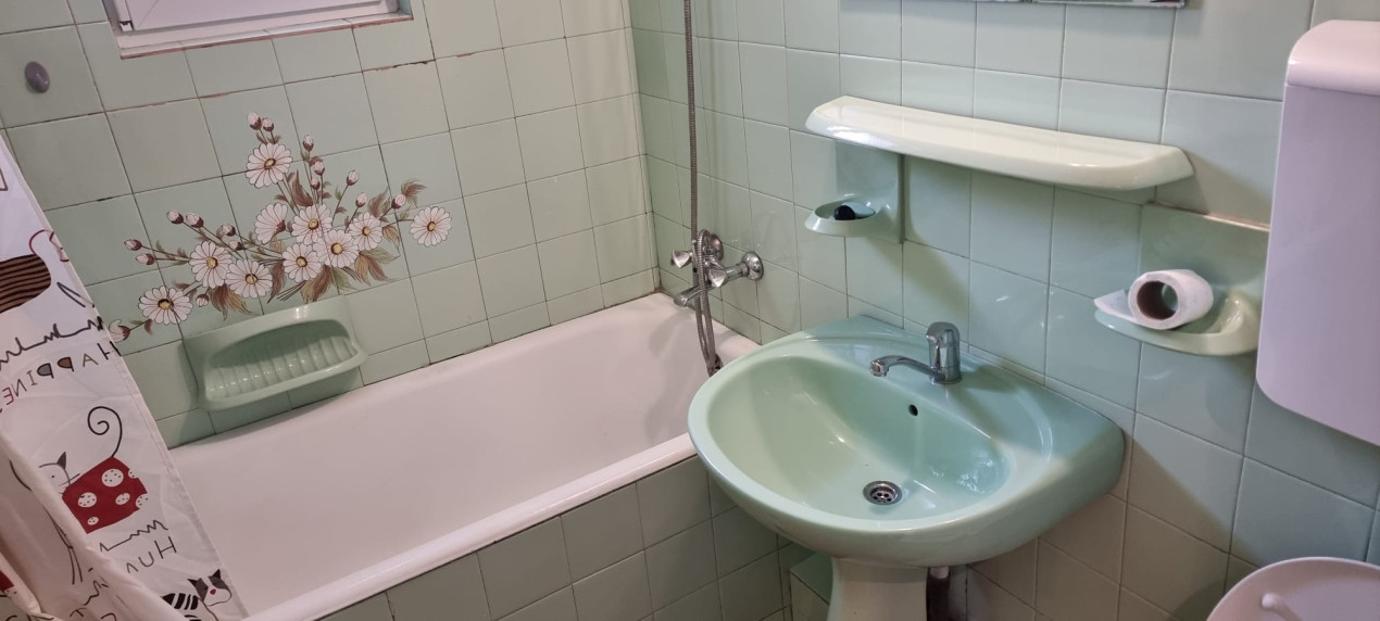 Apartament, 3 dormitoare decomandate, bucatarie si  doua bai, Marasti